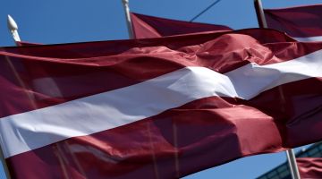 Latvijas karogi par godu  Latvijas Republikas Neatkarības deklarācijas pasludināšanas dienai. Foto: Ieva Lūka, LETA
