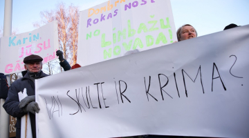 Pie Saulkrastu kultūras centra Zvejniekciemā šogad protestēja iedzīvotāji pret Vidrižu pagasta un Skultes pagasta pievienošanu Saulkrastu novadam. Foto: Ieva Leiniša, LETA