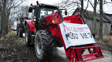 Lauksaimnieki ar smago tehniku protestē pret uzspietu administratīvi teritoriālo reformu. Foto: Ivars Soikāns, LETA