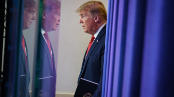 ASV prezidents Donalds Tramps ierodas preses konferencē aprīļa vidū, kurā paziņoja, ka Ķīnā no koronavīrusa miruši vairāk cilvēku nekā Ķīna ziņo oficiāli. Foto: AFP/Scanpix/MANDEL NGAN