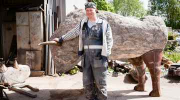 «Turpinu tēva sākto,» saka Artis Kerliņš. «Pēdējo viņš uztaisīja lielu, skaistu mērkaķi novājēšanas centram Cerība resnīšiem Aizputē. Pabeidzu viņa iesākto 2,5 tonnas smago ērgli, ko ar helikopteru cēla augšā uz klints Vegas salā Norvēģijā. Uz Čehiju aizgāja kamielis. Viens mans darbs ir Vācijā.»
Foto — Ieva Salmane