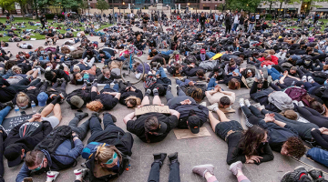 Protesta akcija ASV pilsētā Kolumbusā, imitējot arestētā un uz ielas noguldītā Džordža Floida nogalināšanu.
Foto — AFP/LETA