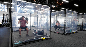 Fiziskās distancēšanās norobežojumi South Bay Fitness sporta klubā Redondobīčā Kalifornijā. Kopš 12. jūnija šajā ASV štatā ierobežotā kapacitātē drīkst darboties bāri, izklaides centri, sporta klubi, viesnīcas un skolas, taču vairākos citos ASV štatos, kas pasteidzās atcelt Covid-19 dēļ noteiktos ierobežojumus, šobrīd vērojams straujš inficēšanās gadījumu pieaugums.
Foto — AFP/LETA
