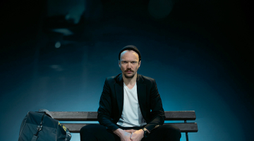 Arturs Krūzkops izrādē Mīlestība pandēmijas laikā.
Foto — Kaspars Aniņš