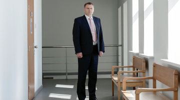 «Esmu pārmaiņu cilvēks, nevis revolucionārs, lai atnāktu ar pistoli vai zobenu un iznīcinātu un būvētu jaunu. Es gribu atnākt, pārliecināt un parādīt, ka var izdarīt citādi — ka ir cits virziens, kurš dos labāku rezultātu.»
Foto — Reinis Hofmanis