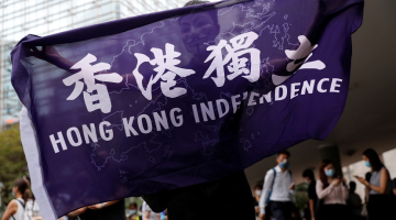 Demonstrants tur plakātu, kas pauž atbalstu no Ķīnas neatkarīgai Honkongai. Foto: REUTERS/Tyrone Siu