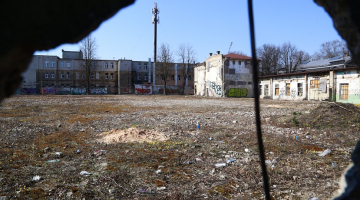 Laukums pie Kalnciema ielas un Melnsilas ielas krustojuma, kur paredzēts būvēt tirdzniecības centru "Lidl". Foto: Paula Čurkste, LETA