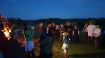 Jānu nakts noskaņa Piebalgas Līgokalnā jau uz rītausmas pusi. Foto no Agneses Cimdiņas personīgā arhīva 