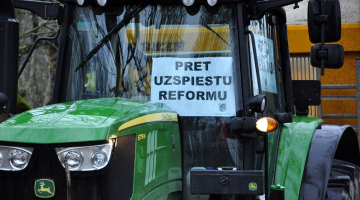 Lauksaimnieki ar smago tehniku šogad martā pulcējas, lai dotos protesta braucienā pret administratīvi teritoriālo reformu. Foto: Ivars Soikāns, LETA