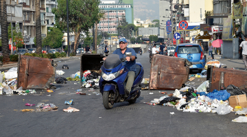 3. jūlijā uz ielas izstumtas un apgāztas atkritumu urnas Beirūtas ielās pēc Libānas valdības lēmuma celt subsidētās maizes cenas.
Foto — Scanpix