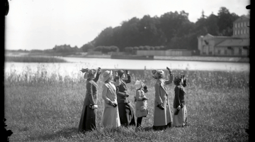 Latviešu Fotogrāfiskās biedrības dāmu komitejas grupa saules aptumsuma vērošanas brīdī 1914. gadā. Fotogrāfs nezināms. No Latvijas Fotogrāfijas muzeja krājuma.
Publicitātes foto