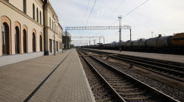 Dzelzceļa stacijas "Jelgava" ēka un sliedes. Foto: Evija Trifanova, LETA