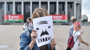 Opozīcijas atbalstītāja tur lapu, uz kuras stilizēti attēlots Baltkrievijas pašreizējais prezidents Aleksandrs Lukašenko un uzraksts "Ej prom!" Foto: AFP/Scanpix