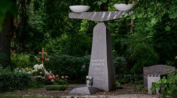 Mārtiņa Bunkus kapa piemineklī iekalts:  «Piedod dēls, ka tevi nepasargāju. Mamma.»
Foto — Edmunds Brencis
