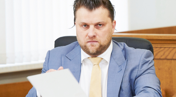 Kriminālprocesa ietvaros 2017. gada jūnijā policija veica plašas kratīšanas un vairākus aizdomās turētos apcietināja. Bijušais administrators Māris Sprūds  aiz restēm pavadīja visilgāk — astoņus mēnešus. Viņu atbrīvoja pret 500 000 eiro drošības naudu, kuras izcelsme nav īsti skaidra.
Foto — Edmunds Brencis