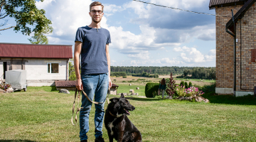Baldonietis Augusts Gerdts 17. gadsimta monētas atrada, pastaigājoties vecāku īpašumā ar četrkājaino draugu Frodo un metāla detektoru.
Foto — Ieva Salmane