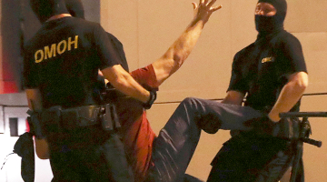 Policijas specvienība OMON aiztur protestētāju Minskas centrā vēlēšanu dienas vakarā.
Foto — Scanpix