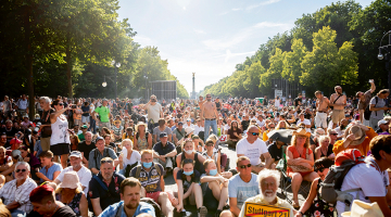 Pagājušajā sestdienā, 1. augustā, Berlīnē, aptuveni 15 tūkstoši cilvēki piedalījās gājienā, protestējot pret Covid-19 pandēmijas noteiktajiem ierobežojumiem. Viņi kopīgi skandināja: «Mēs esam brīvi cilvēki!» Tikai retajam pūlī bija sejas maska. Protestu rīkoja grupa Querdenken 771 no Vācijas rietumu pilsētas Štutgartes, kas bieži izplata dažādas konspirācijas teorijas par vakcīnām, mikročipēšanu un citus apgalvojumus.
Foto — AFP/LETA