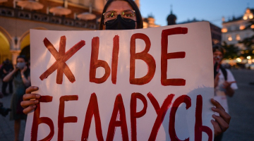 Lai dzīvo Baltkrievija - baltkrievu protestētāja pret Aleksandra Lukašenko režīmu Polijas pilsētā Krakovā, kur notika solidaritātes demonstrācija ar baltkrievu tautu. Foto: Scanpix/Cezary Kowalski/SOPA 