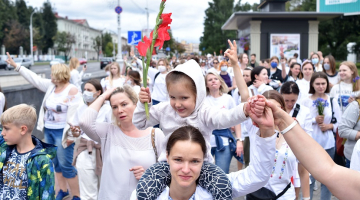 Baltā ģerbtas aptuveni 200 sievietes trešdien Minskā izgāja protesta demonstrācijā pret policijas vardarbību un brutalitāti. Foto: AFP/Scanpix