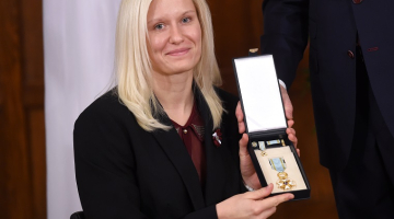 Vieglatlēte, paralimpiskā Eiropas un pasaules čempione vieglatlētikā Diāna Dadzīte ar saņemto Triju Zvaigžņu ordeni par nopelniem paralimpiskā sporta darbā, izciliem sportiskiem sasniegumiem un Latvijas vārda popularizēšanu pasaulē. Foto: Sintija Zandersone, LETA