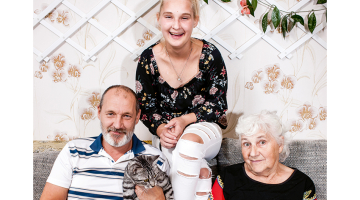 Ģirts Augstkalns (no kreisās), Airita un vecmāmiņa Skaidrīte Ķesele mājās Brutuļos.
Foto — Ieva Salmane