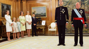 2014. gada 19. jūnijs. Spānijas karalis Huans Karloss I (pa labi) nodod troni savam dēlam Felipem VI. Iesāņus stāv Felipes sieva Letīcija (pa kreisi), meitas Leonora un Sofija, māte Sofija un māsa Elena ar dēlu Felipi Huanu.
Foto — Reuters/Scanpix