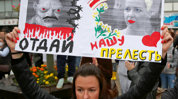 «Atdod mūsu šarmanto!» — Minskā protestē pret opozicionāres Marijas Koļesņikovas nolaupīšanu. Vietējie mediji ziņo, ka opozicionāre arestēta, jo saplēsusi savu pasi, tādā veidā protestējot pret varas iestāžu plānoto piespiedu deportēšanu uz Ukrainu.
Foto — Scanpix