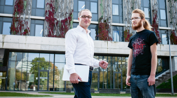 Latvijas Universitātes studenti Kaspars Liepiņš (pa kreisi) un Uģis Vēvers.
Foto — Ieva Salmane