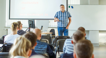 Vidzemes Augstskolā lekcijas organizē tā, lai pirmajos studiju gados divu kursu studentiem būtu kopīgas lekcijas.
Foto — Matīss Purmalis