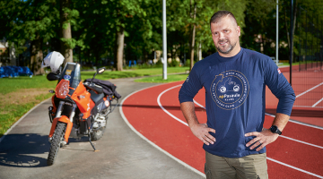 Kaspara sirdslieta un ikdienas pārvietošanās līdzeklis ir motocikls. Taču ar to saistīti arī daži aizspriedumi, ko viņš grib kliedēt: «Ne visi motociklisti izbraukā dabas liegumus. Tikai daži. Pārējie ir forši, cienījami cilvēki!»
Foto — Edmunds Brencis