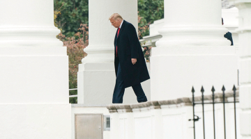 Donalds Tramps 26. oktobrī no Baltā nama dodas uz kārtējo priekšvēlēšanu pasākumu.
Foto — Scanpix