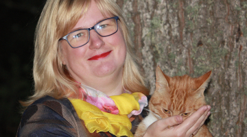 Ilze ar vecāku mīluli Muri. Pašas Bosiks — mazs, palaidnīgs un ļoti rotaļīgs kaķītis — jau medī citos laukos.
Foto no privātā arhīva