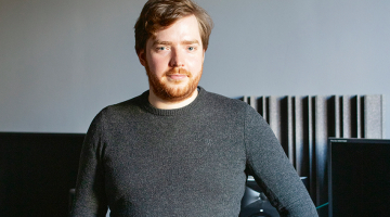 Parasti Pēterim jautājot, cik reižu viņš noskatās filmu, pie kuras strādā. «Pēc pirmajām desmit neskaitu. No piecdesmit līdz pat simt reižu sanāk.»
Foto — Kristīne Madjare