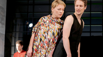 Uljas Rihtes lomā — Inese Kučinska, teicējs — Rolands Beķeris.
Foto — Mārtiņš Vilkārsis