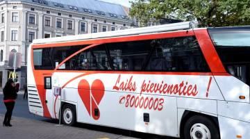 Valsts asinsdonoru centra specializētais autobuss. Foto: Zane Bitere, LETA