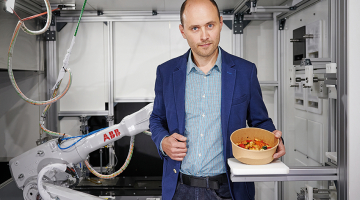 «Ar vai bez mums pēc gadiem sešiem vai septiņiem šādi roboti būs visur. Tas būs standarts,» ar lielu pārliecību saka Konstantīns Korčjomkins.
Foto — Edmunds Brencis