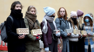 Pie Saeimas ēkas trešdien notika zibakcija "Nesaprašanas siena", kurā protestēja pret plānotajām izmaiņām autoratlīdzību režīmā. Foto: Zane Bitere, LETA