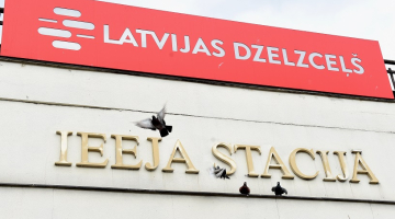 "Latvijas dzelzceļš" izkārtne pie ieejas stacijā. Foto: Zane Bitere, LETA