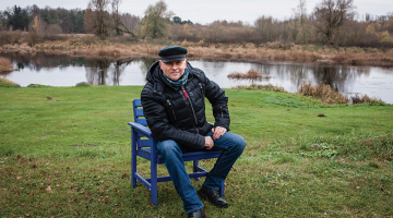 Lielupes krastā mūziķis iecerējis izveidot laivu piestātni, lai Igo mūzikas un mākslas centrā varētu ierasties arī pa upi.
Foto — Ieva Salmane