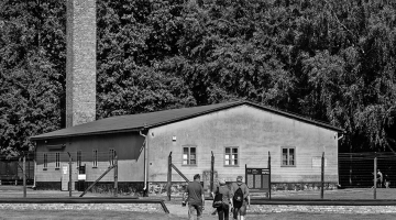 Nacistiskās Vācijas izveidotās Štuthofas koncentrācijas nometnes krematorija. Bijušo nāves nometņu vietas mūsdienās kļuvušas par tūrisma galamērķiem. 
2020. gada vasara.
Foto —  LETA/AFP 