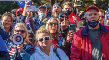 Donalda Trampa piekritēji 14. novembrī pulcējās ASV galvaspilsētā Vašingtonā, lai protestētu pret it kā notiekošo «vēlēšanu nozagšanu», un pieprasīja pašreizējā prezidenta palikšanu amatā vēl uz četriem gadiem. Baltā nama preses sekretāre apgalvoja, ka protesta akcijā piedalījies vairāk nekā miljons cilvēku, lai gan, pēc policijas aplēsēm, gājienā pa pilsētas centru piedalījās tikai vairāki tūkstoši cilvēku.
Foto — Scanpix