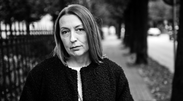 «Ar pētniecības un kritikas palīdzību arī ir iespējams vienas literārās parādības izvirzīt centrā, citas atstāt perifērijā. Literatūras procesa apskatnieku atbildība ir nepazaudēt kopskatu un izcelt būtisko,» uzsver literatūrzinātniece Zanda Gūtmane. Foto — Kristaps Kalns