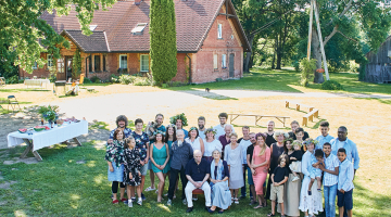 Ozoliņu dzimta 2019. gada vasarā Džindžās. Centrā — ģimenes ģerboņa turētāji Valdis un Laima Ozoliņi.
Foto — Santa Savisko-Jēkabsone