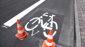 Aleksandra Čaka ielā tiek izveidotas velojoslas. Foto: Zane Bitere, LETA