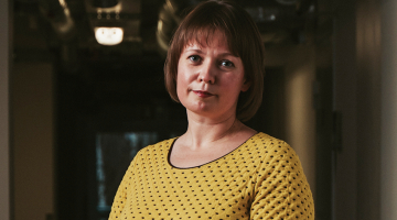 «Atceros, ka vecāki runāja par avāriju un bija satraukušies, ka manu tēti varētu piespiest braukt uz Černobiļu,» atceras Jeļena. «Bet kaut kā sagadījās, ka nepaņēma.»
Foto — Lauris Aizupietis