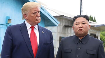 Donalda Trampa un Kima Čenuna tikšanās Korejas pussalas demilitarizētajā zonā 2019. gada jūnijā.
Foto — Scanpix