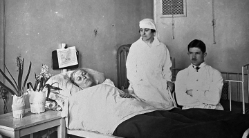 Liepājas pilsētas slimnīcas Tīfa nodaļā. 1921. gads. Pirmais no labās ārsts A. Niklass, māsa M. Janerovska. (2) Fotogrāfs — nezināms. Liepājas muzeja krājums