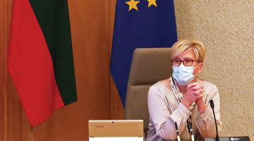 Jaunā Lietuvas premjerministre Ingrīda Šimonīte 13. decembrī vada valdības sēdi, kurā tika pieņemti stingri ierobežojumi pandēmijas savaldīšanai.
Foto — Scanpix