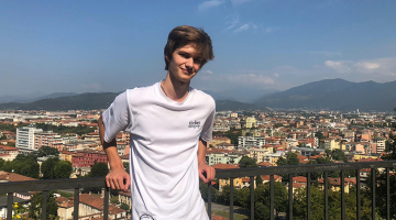 Lai arī Pradas reklāmā Rūdolfs tērpts smalkās drēbēs ar ieveidotiem matiem, ikdienā viņš vēl aizvien ir parasts sešpadsmitgadnieks, kas nepiedomā pie īpašas matu sasukas.
Foto no privātā arhīva